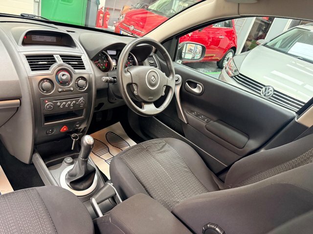 Renault Megane 1.6 Vvt Dynamique Black #2