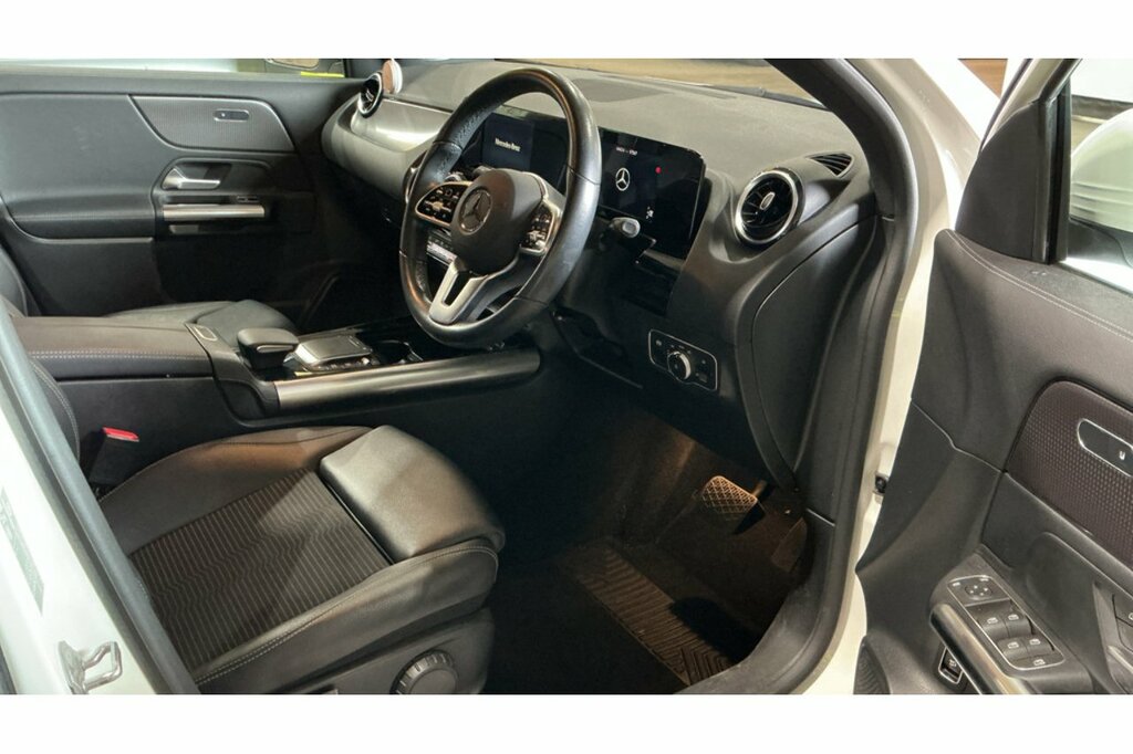 Mercedes-Benz GLA Class Gla200d Sport White #3