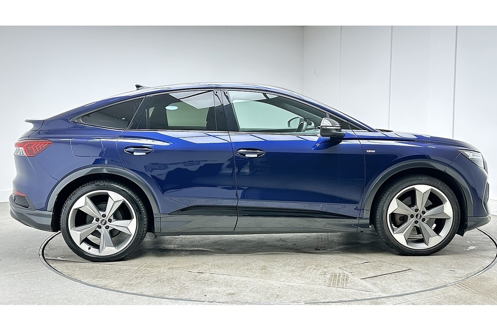 Audi Q4 E Tron Black Edition LM24HPO Blue #4