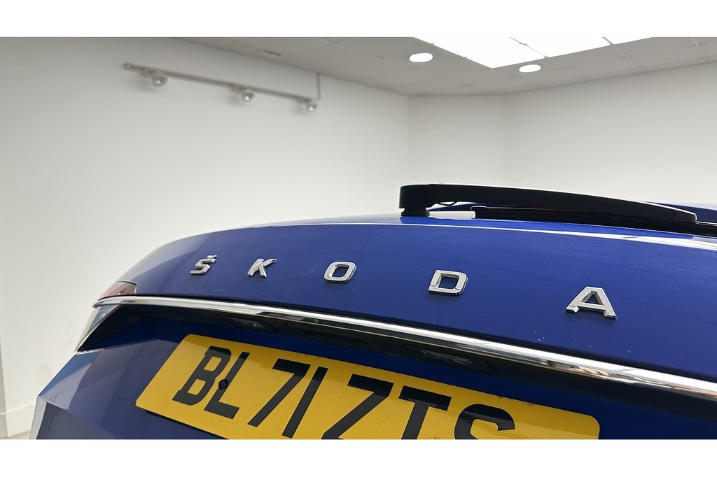 Skoda Superb 2.0 Tdi Scr 150Ps Se Technology Dsg Hatch White #11