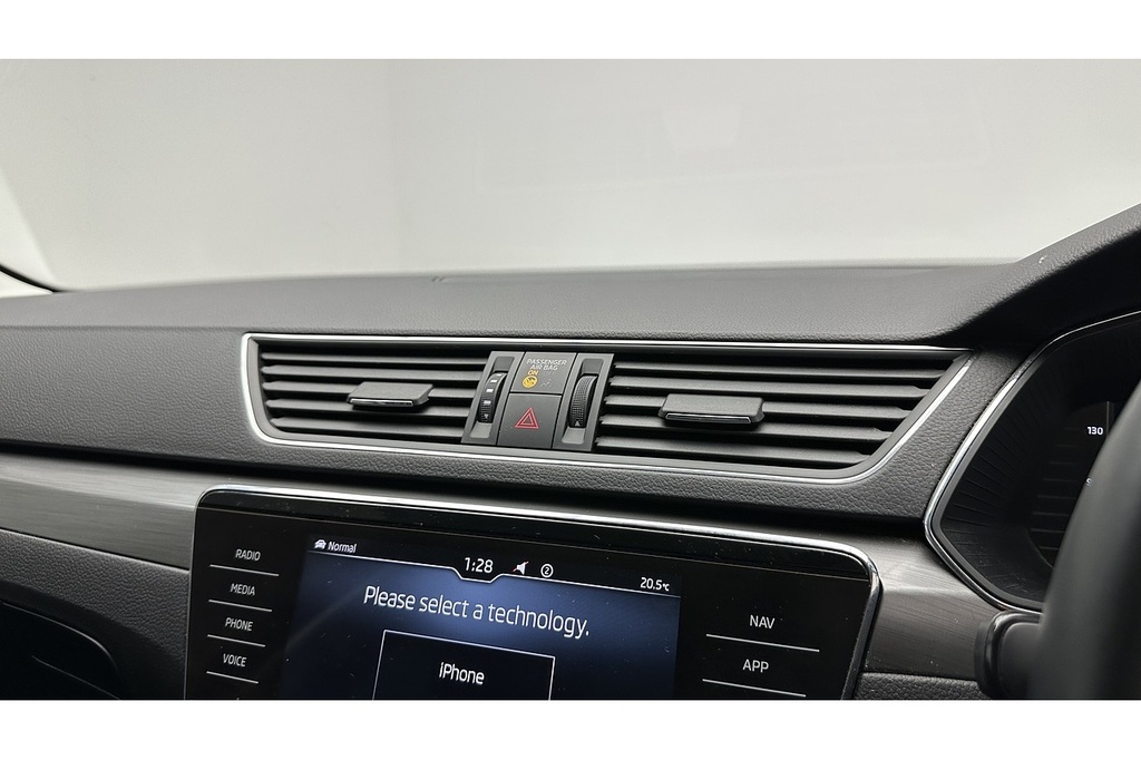 Skoda Superb 2.0 Tdi Scr 150Ps Se Technology Dsg Hatch White #35
