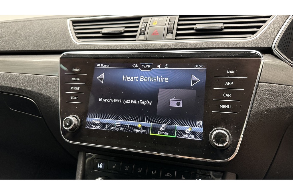 Skoda Superb 2.0 Tdi Scr 150Ps Se Technology Dsg Hatch White #37
