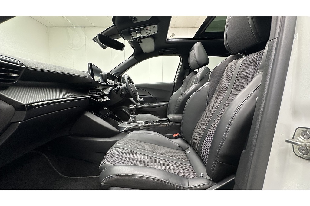 Peugeot 2008 1.2 Puretech Active Premium Black #17