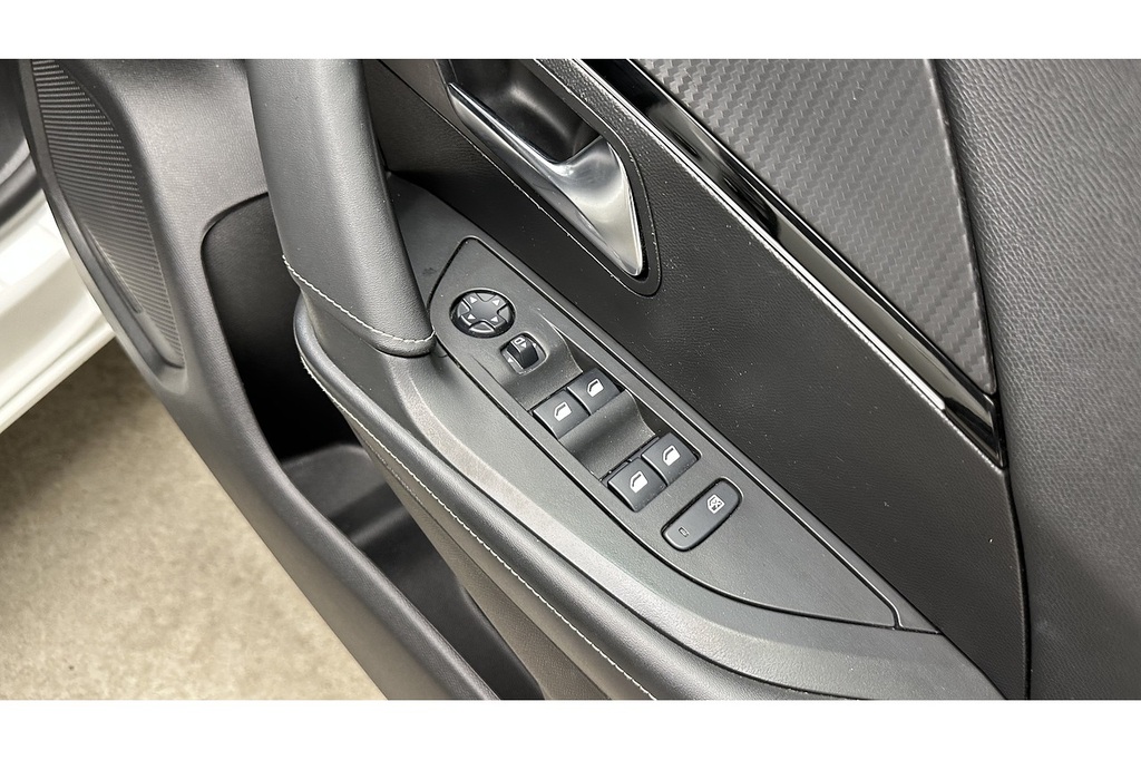 Peugeot 2008 1.2 Puretech Active Premium Black #31