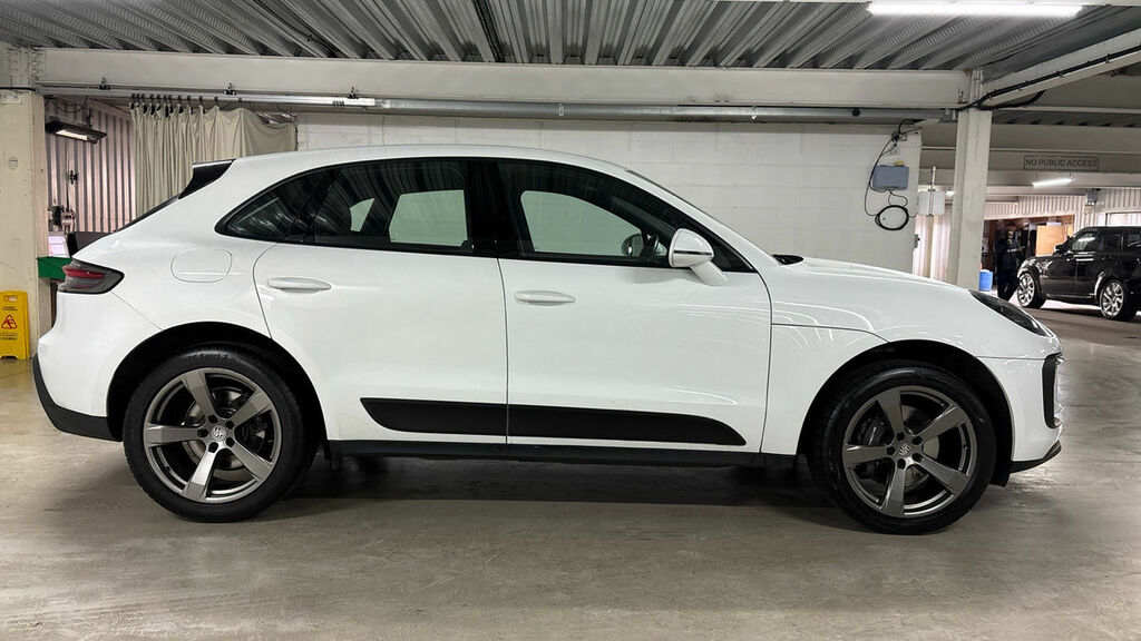 Porsche Macan Petrol Black #16