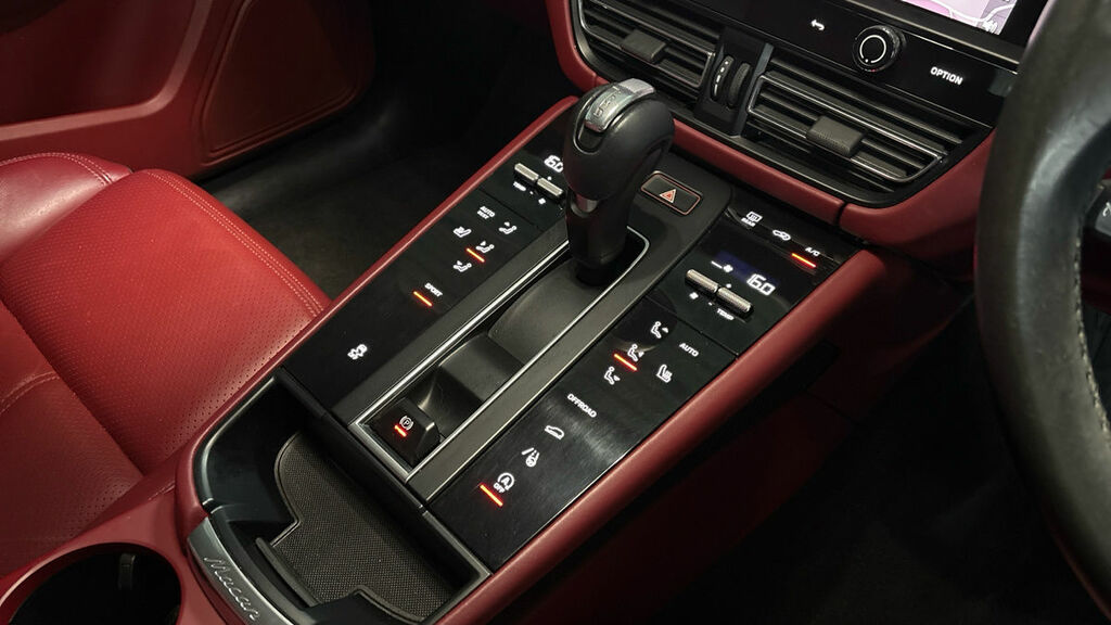 Porsche Macan Petrol Black #18