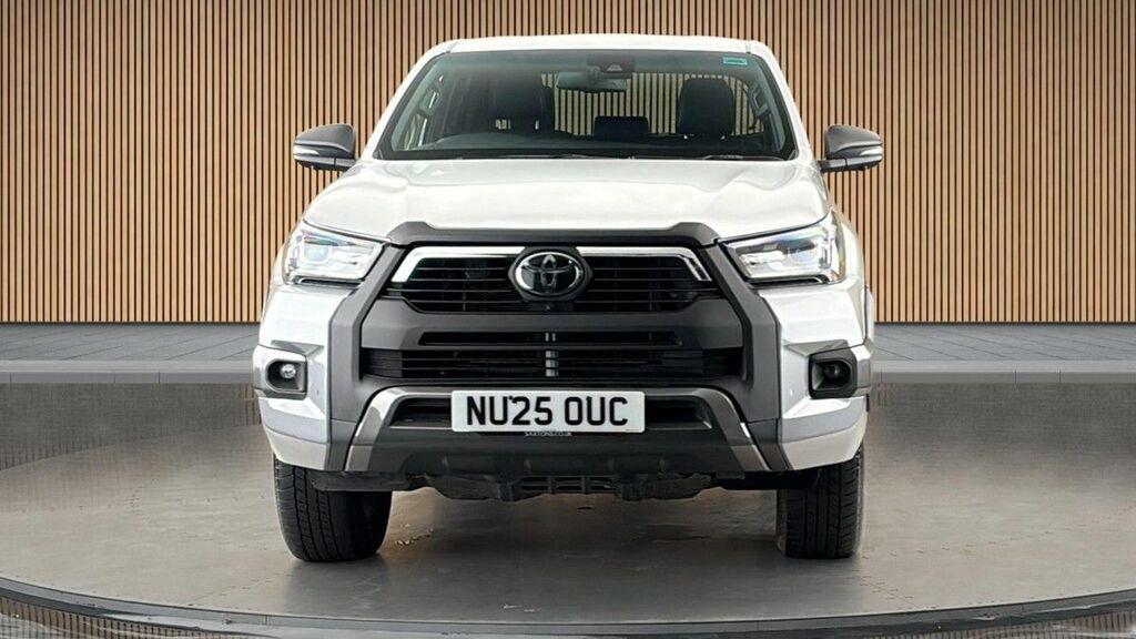 Toyota HILUX 2.8 D-4d-h Invincible X Pickup Hybrid A  #3