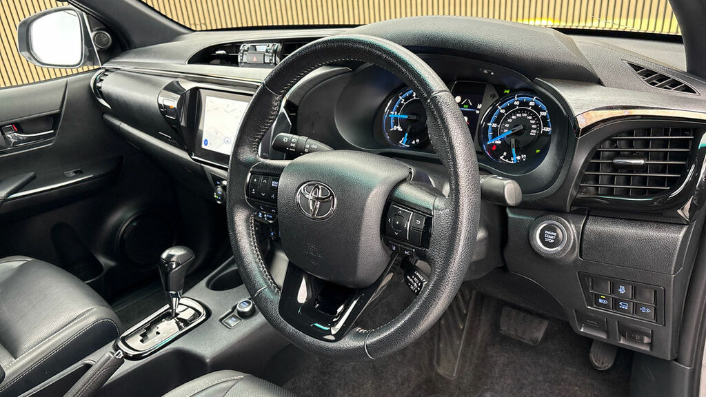 Toyota HILUX 2.8 D-4d-h Invincible X Pickup Hybrid A  #5