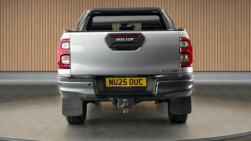 Toyota HILUX 2.8 D-4d-h Invincible X Pickup Hybrid A  #4