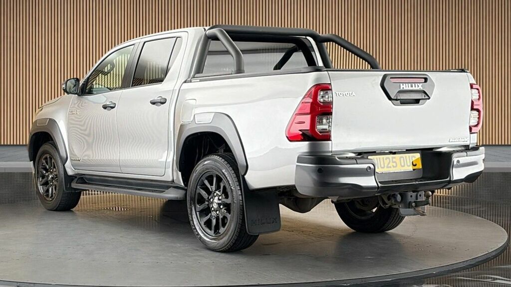 Toyota HILUX 2.8 D-4d-h Invincible X Pickup Hybrid A  #2