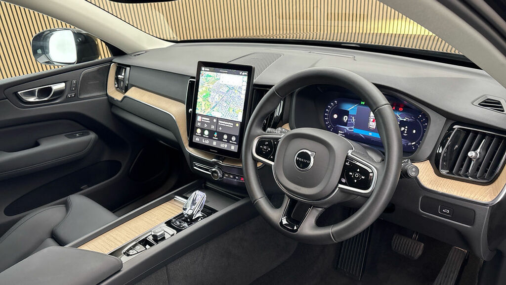 Volvo XC60 2.0 B5 Mhev Plus Pro Suv Hybrid Aw Black #4