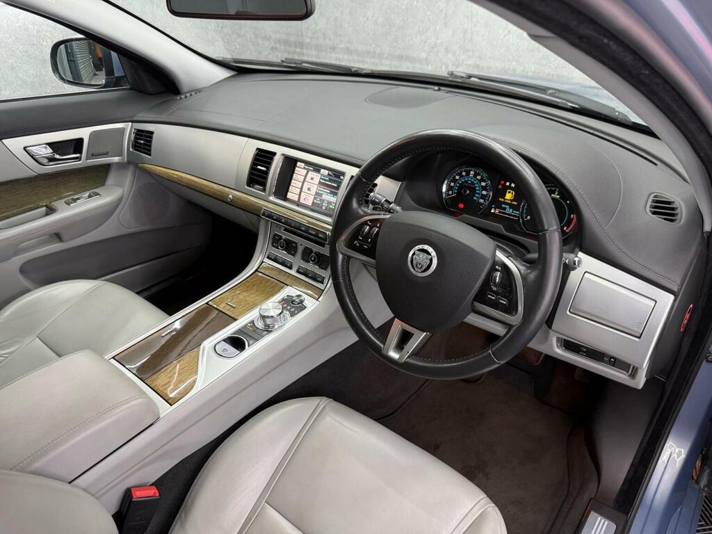 Jaguar XF Black #19