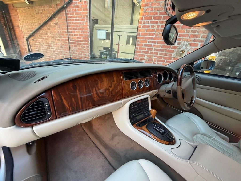 Jaguar XK8 4.0 V8 Coupe Silver #5