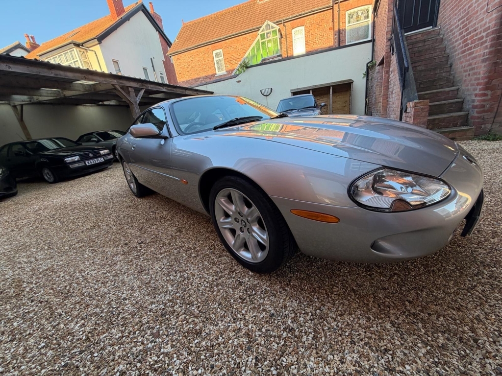 Jaguar XK8 4.0 V8 Coupe Silver #4