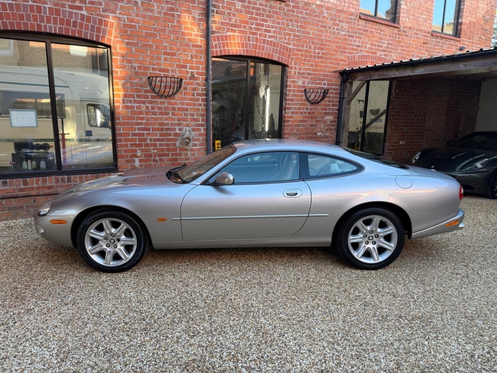 Jaguar XK8 4.0 V8 Coupe Silver #2