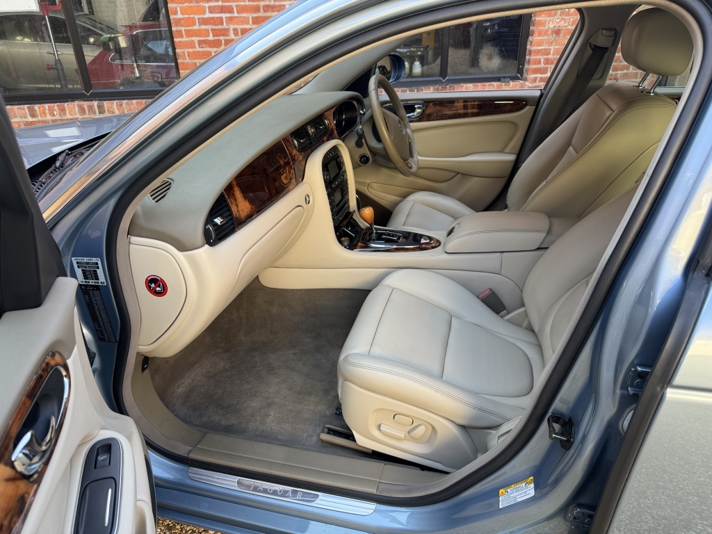 Jaguar XJ V6 Used Gold #7