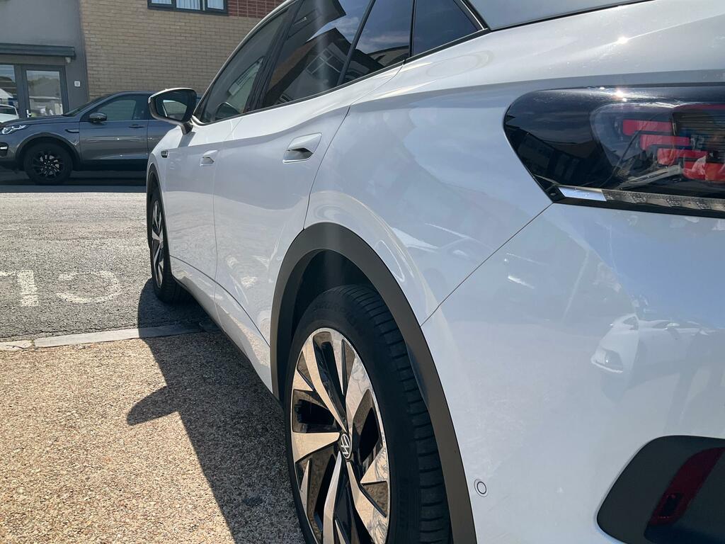 Volkswagen ID.5 Pro Performance 77Kwh Style Suv White #4