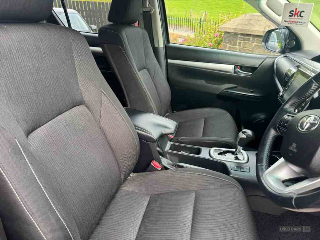 Toyota HILUX Invincible Dcab Pick Up 2.8 D-4d OJI190 #3