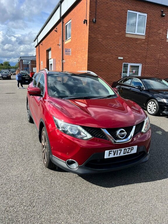Nissan Qashqai 1.2L Tekna Red