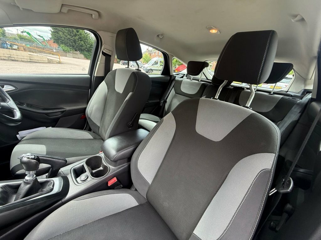 Ford Focus 1.6L Zetec Navigator CV64LFX White #3