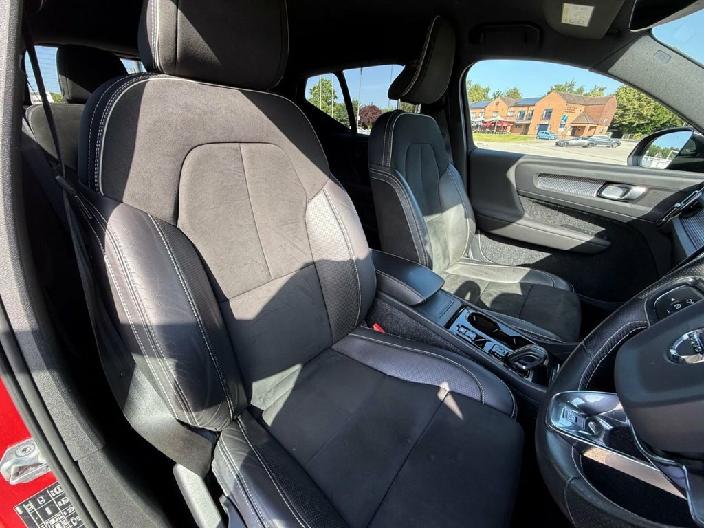 Volvo XC40 2L R-design FM68PFY Red #3