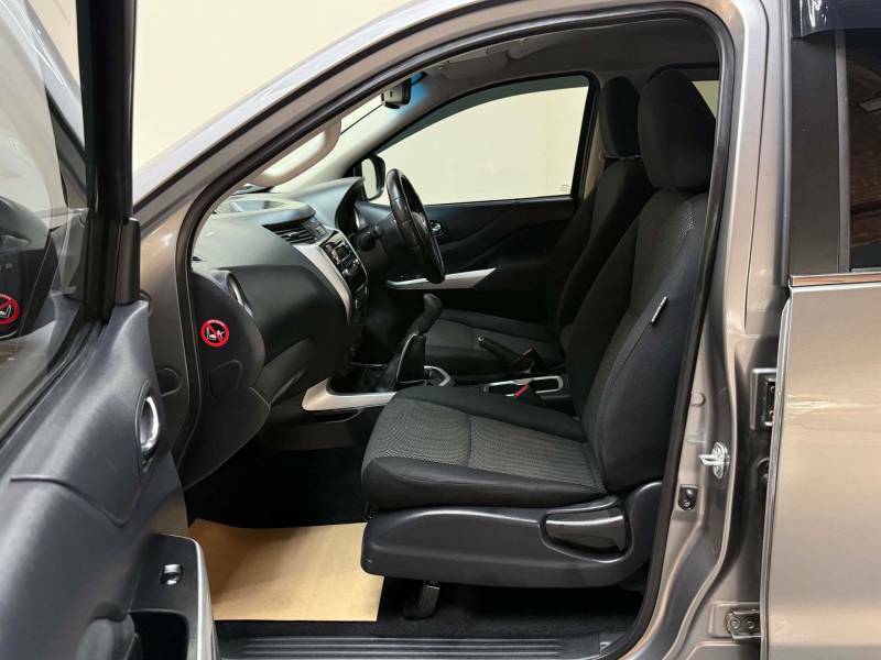 Nissan Navara 2.3 Np300 Navara Acenta Dci 4Wd BN16SFZ Grey #4