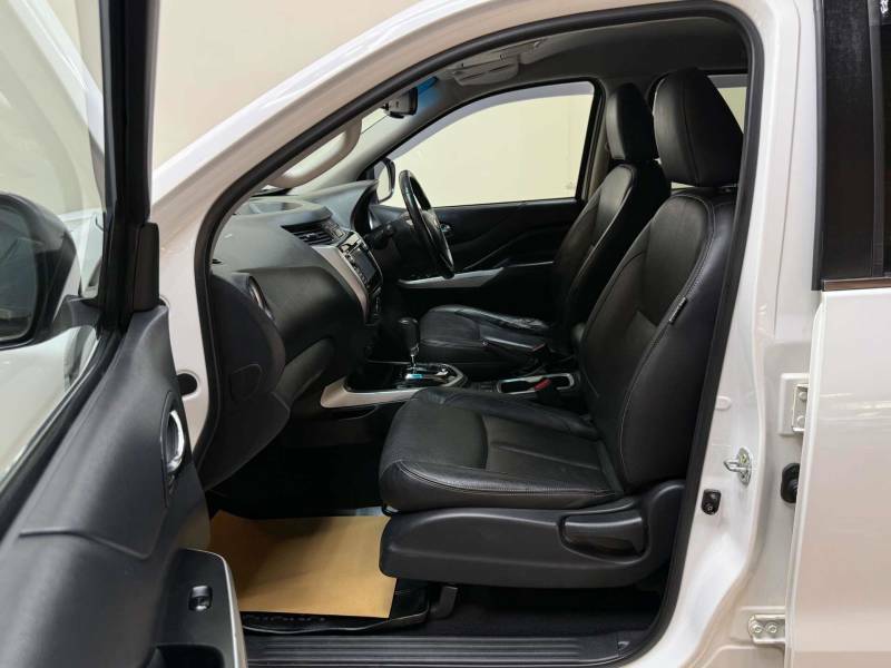 Nissan Navara 2.3 Navara Tekna Dci 4Wd - 2017 17 DT17VCM White #4