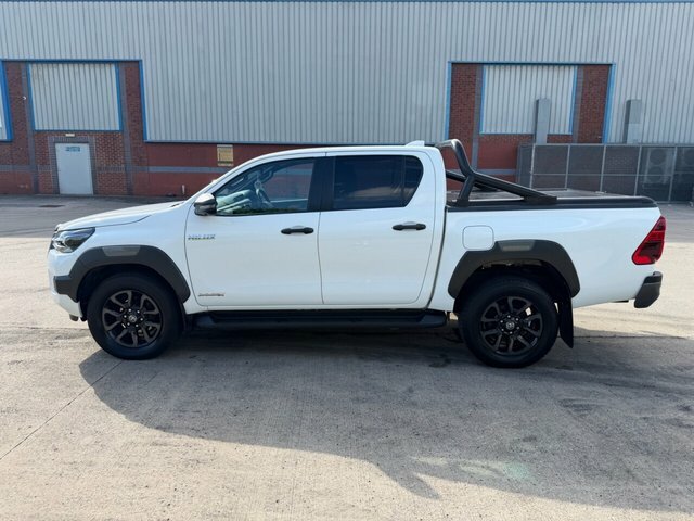 Toyota HILUX D-4d Invincible X Pickup White #6