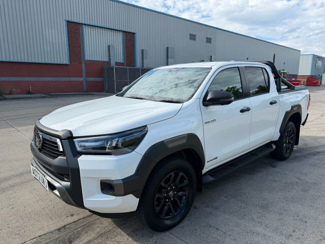 Toyota HILUX D-4d Invincible X Pickup White #2