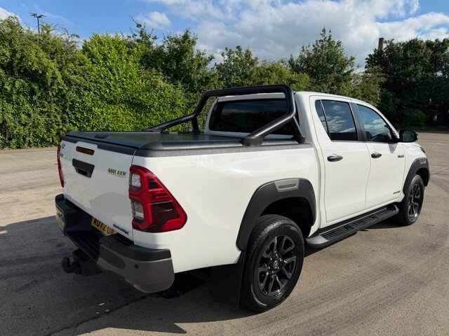 Toyota HILUX D-4d Invincible X Pickup White #3