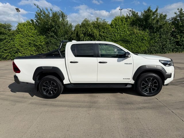 Toyota HILUX D-4d Invincible X Pickup White #5