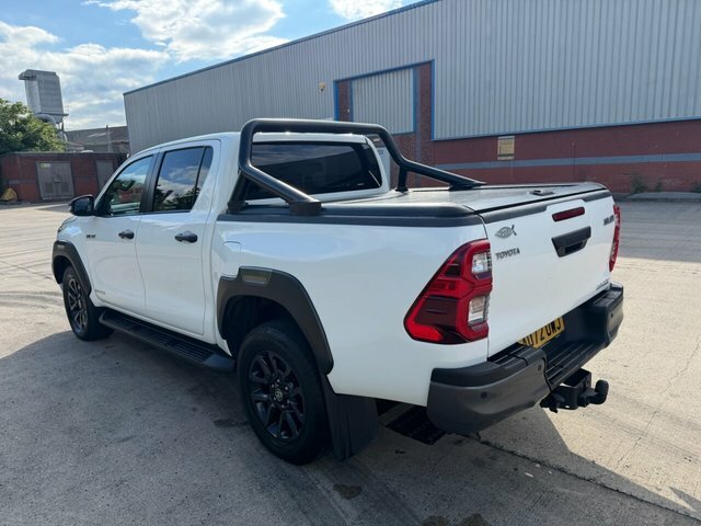 Toyota HILUX D-4d Invincible X Pickup White #4