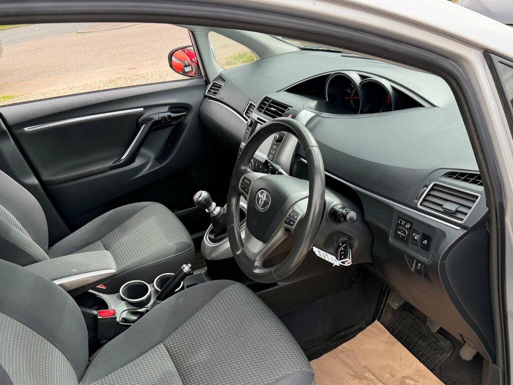 Toyota Verso 1.6 D-4d Icon Mpv Euro 5 Ss Silver #2