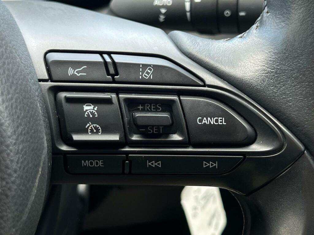 Toyota Yaris 1.5 Hybrid Excel Cvt  #28