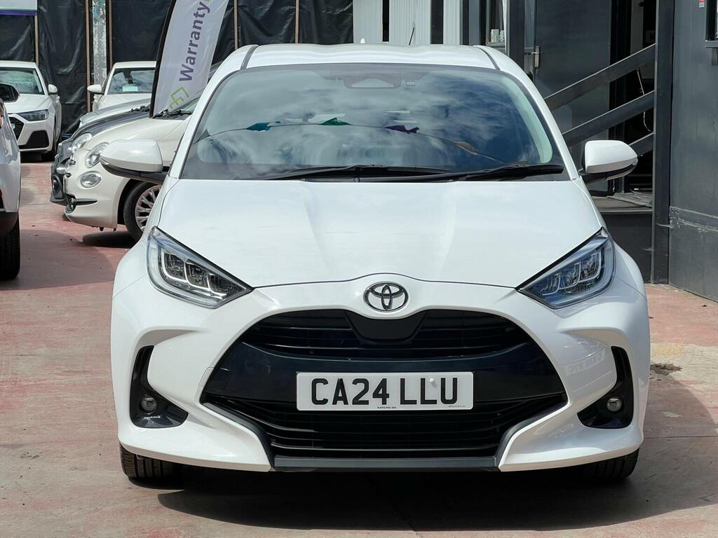 Toyota Yaris 1.5 Vvt-h Design E-cvt Euro 6 Ss White #2