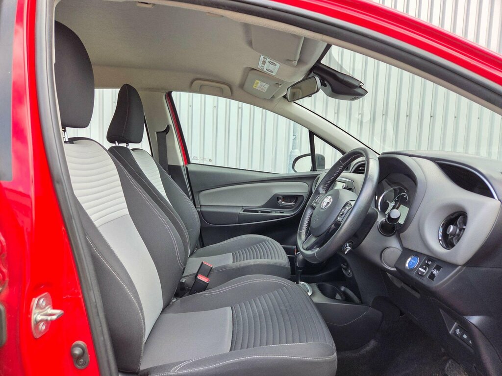 Toyota Yaris Hybrid Black #17
