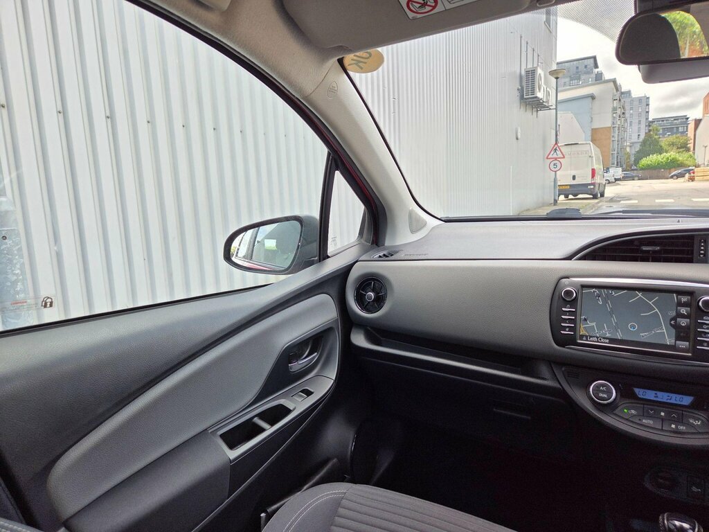 Toyota Yaris Hybrid Black #19