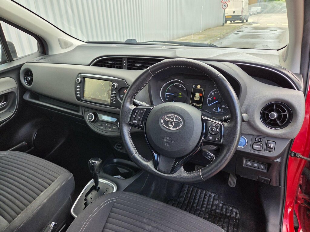 Toyota Yaris Hybrid Black #16