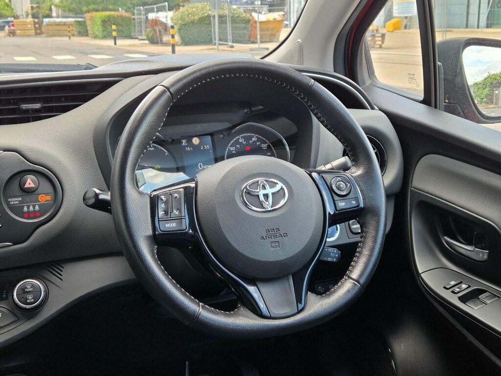 Toyota Yaris Hybrid Black #30