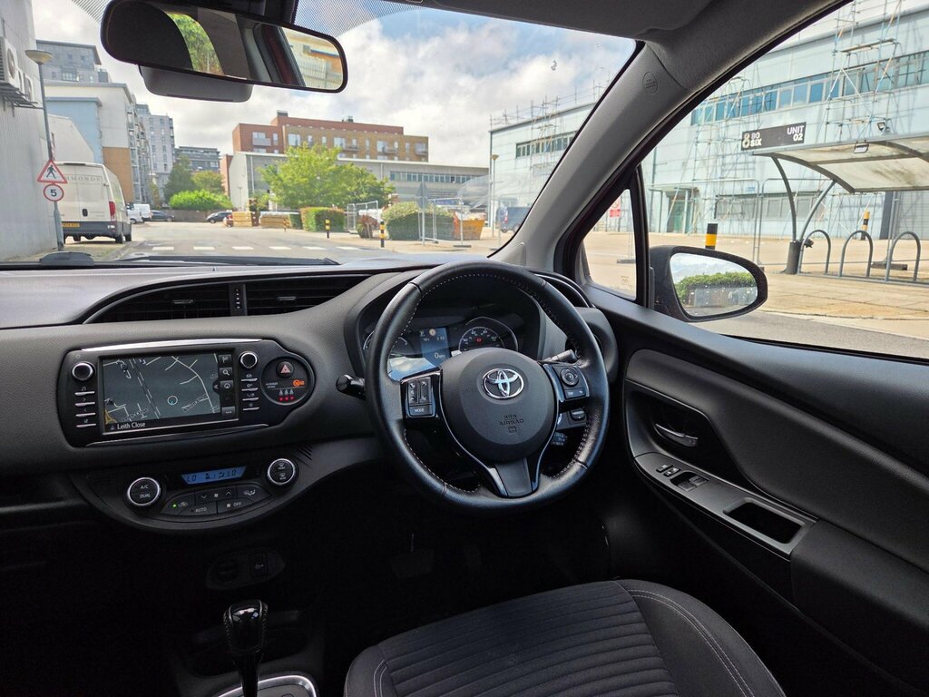 Toyota Yaris Hybrid Black #18