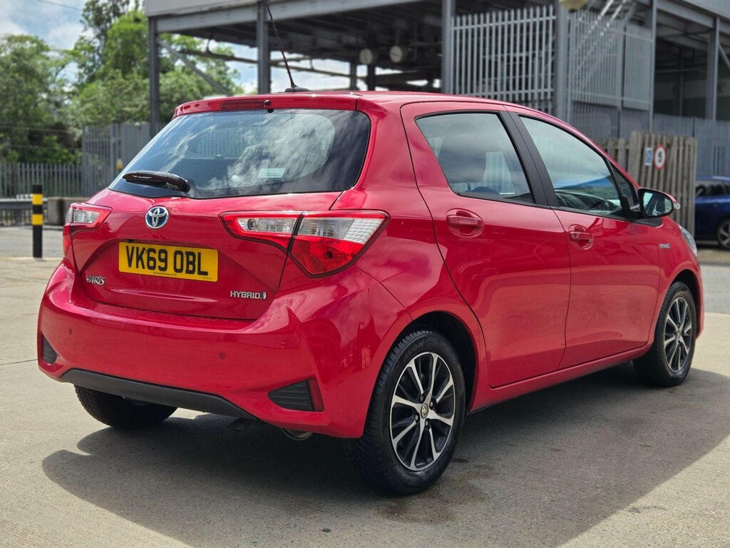 Toyota Yaris Hybrid Black #12