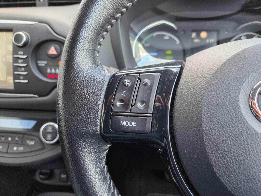 Toyota Yaris Hybrid Black #33