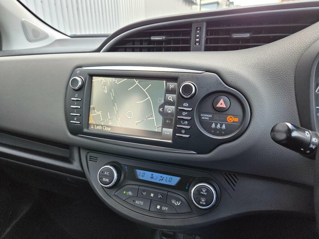 Toyota Yaris Hybrid Black #36