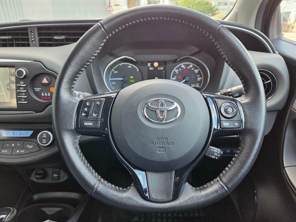 Toyota Yaris Hybrid Black #31
