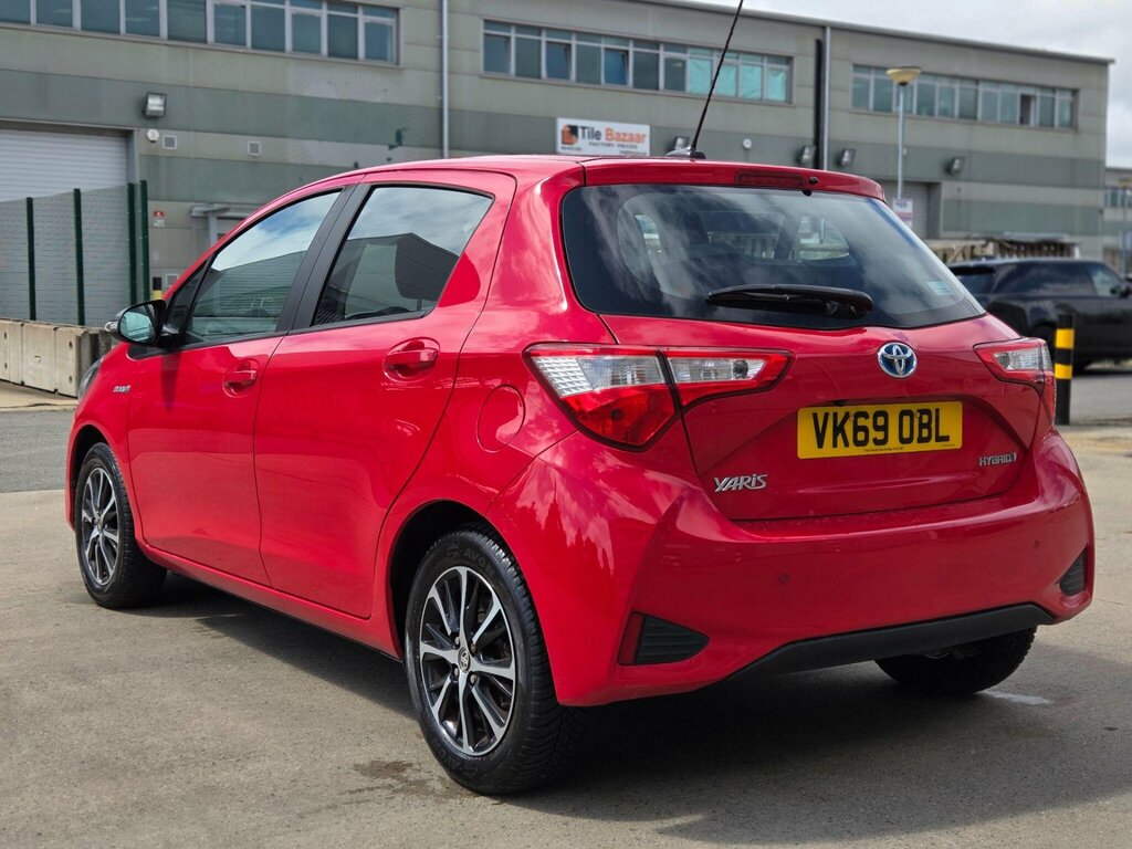 Toyota Yaris Hybrid Black #14