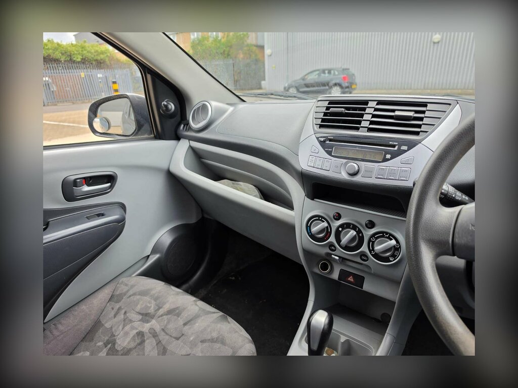 Suzuki Alto 1L Cruz White #25