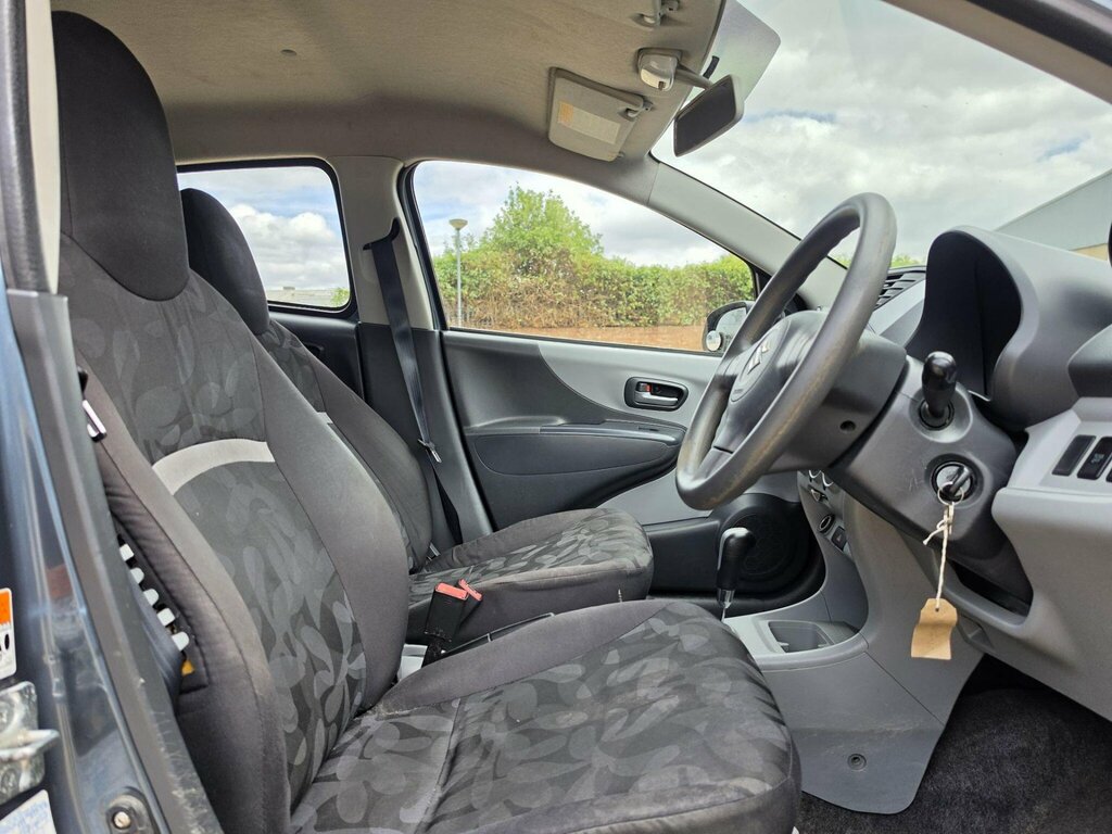 Suzuki Alto 1L Cruz White #17