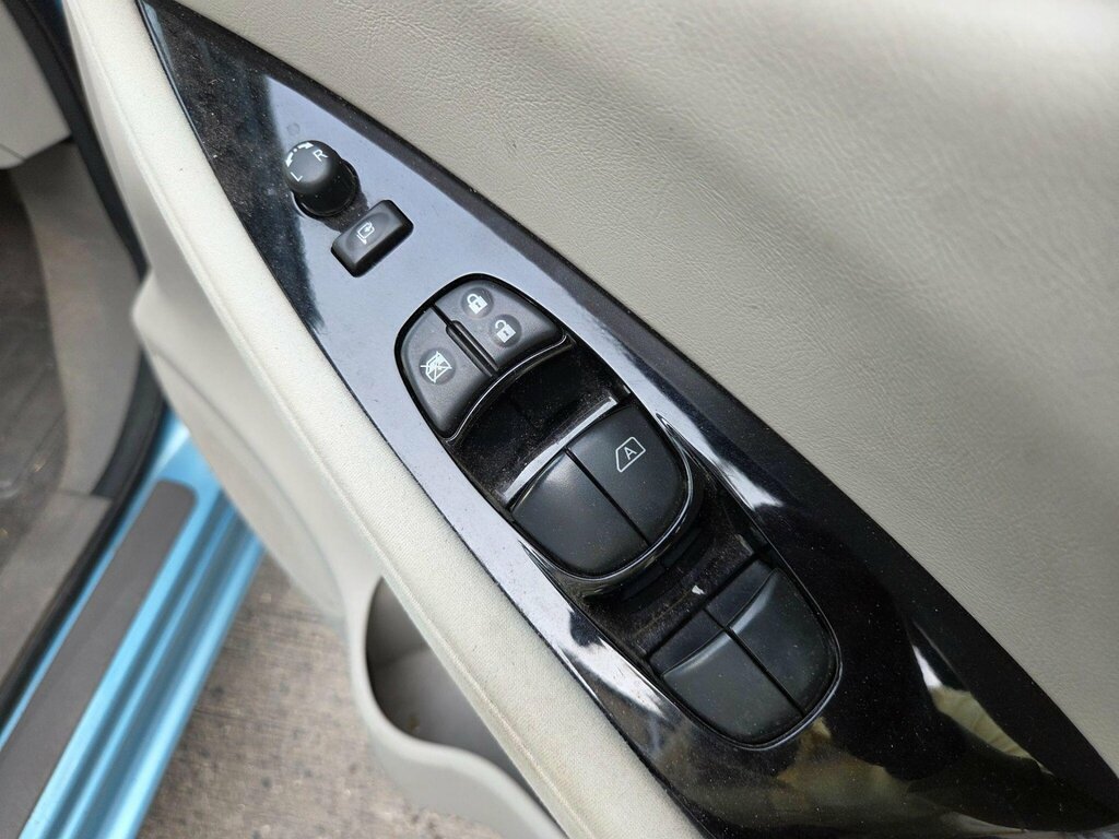 Nissan Leaf  White #29