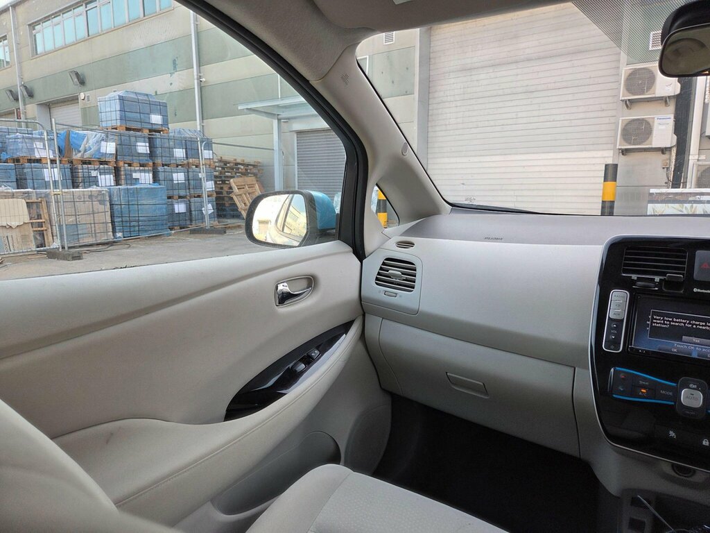 Nissan Leaf  White #18