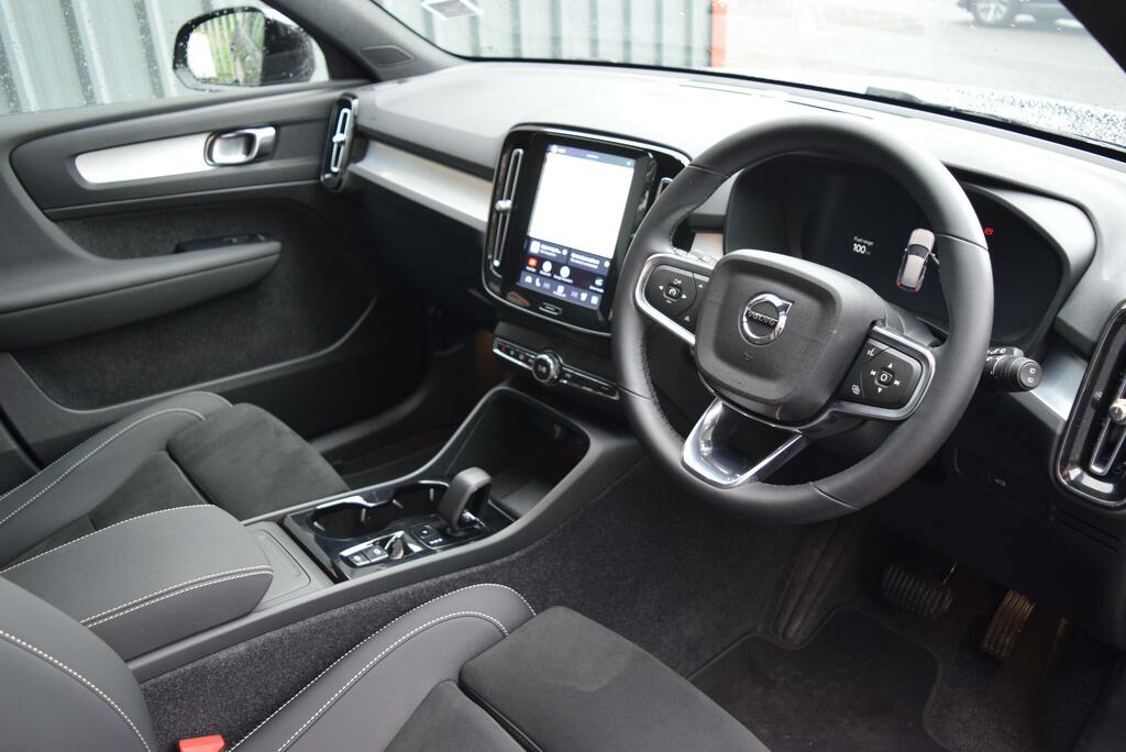 Volvo XC40 2.0 B4p Plus Pro Black Edition SA26JFG Black #3